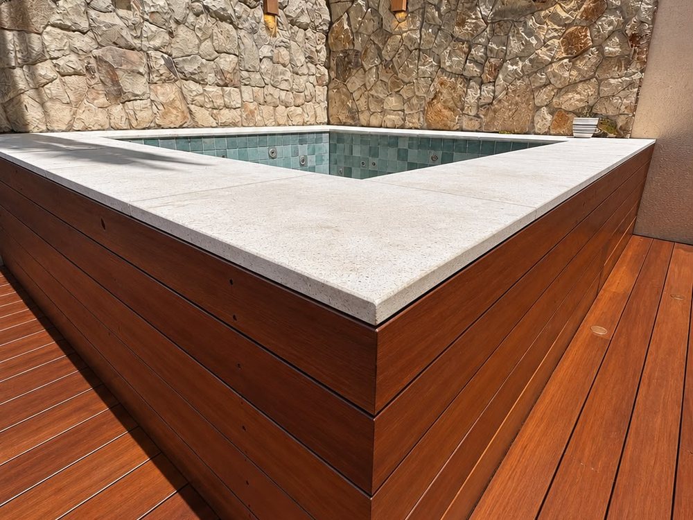 Revestimento de spa elevado em madeira nobre com deck