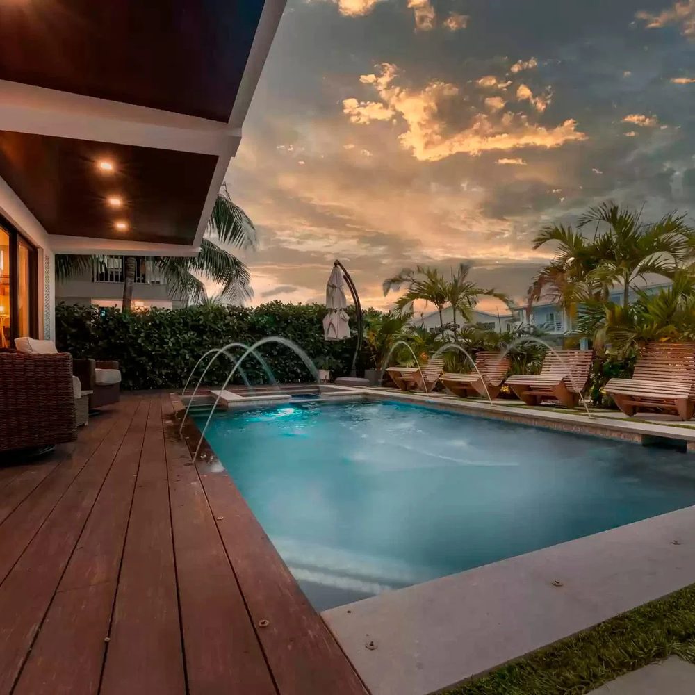 Deck Em Borda De Piscina · Flórida — obra executada pela DeckPro