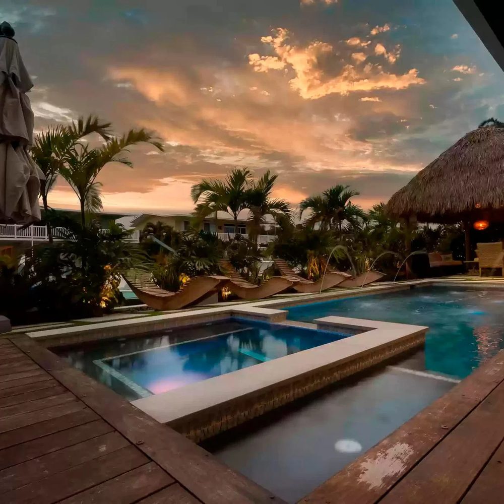 Deck, Piscina E Spa Ao Entardecer — obra executada pela DeckPro
