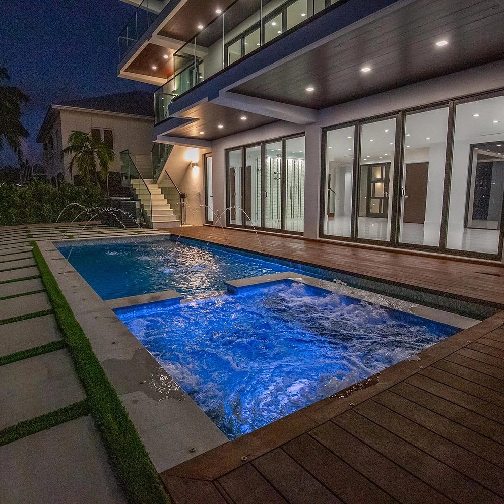 Deck E Spa Com Iluminação Noturna — obra executada pela DeckPro