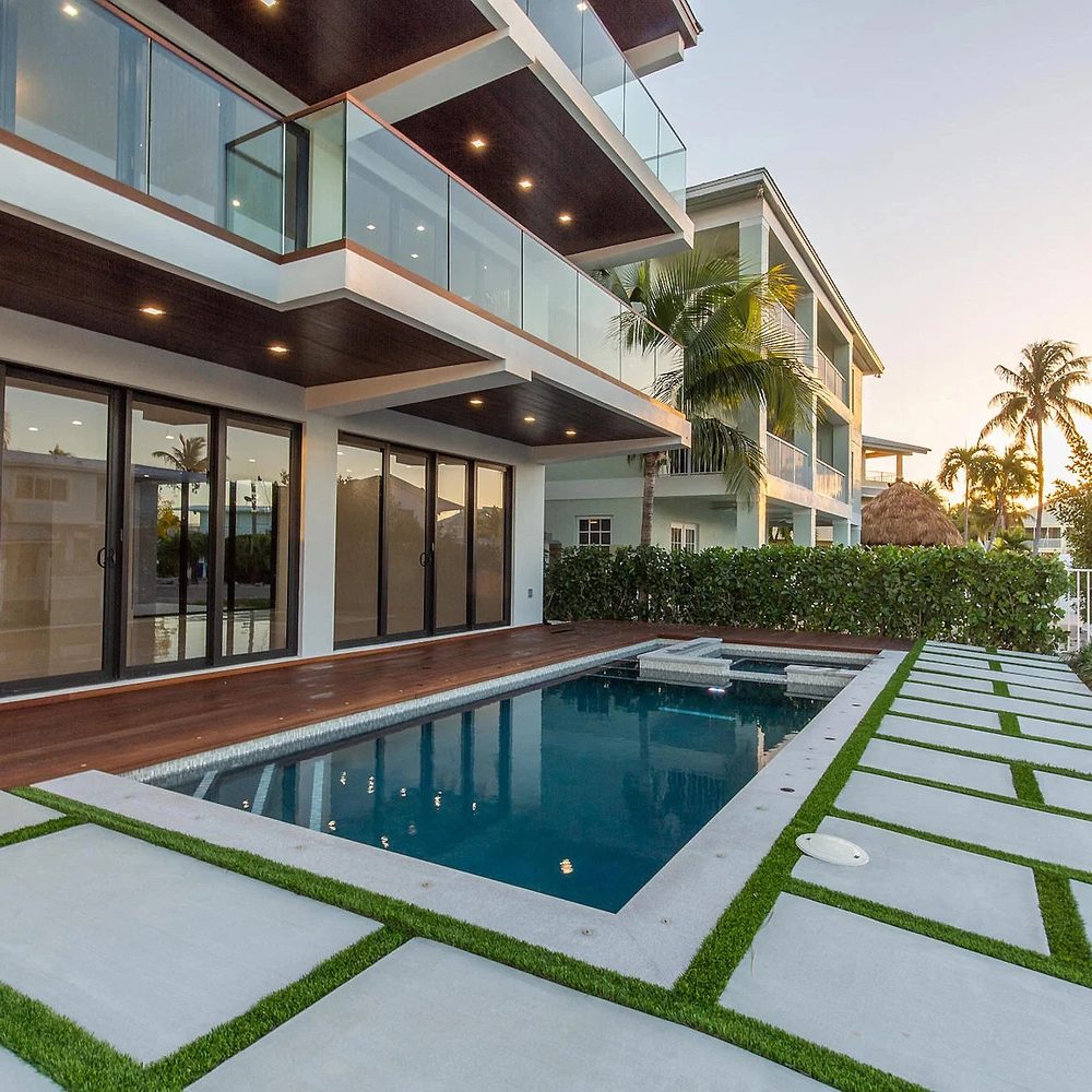 Deck Lateral Em Borda De Piscina — obra executada pela DeckPro