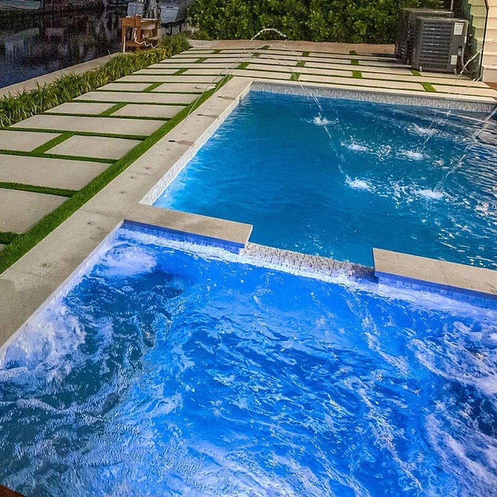 Piscina e spa da mesma obra, à noite — DeckPro
